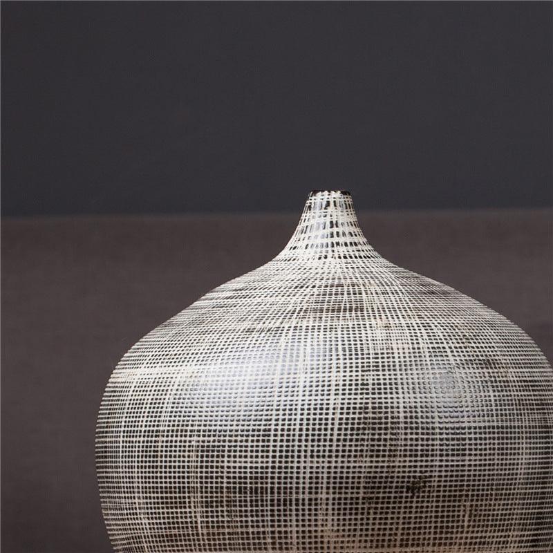 Hand carved black and white chaotic line vase - Pacisia