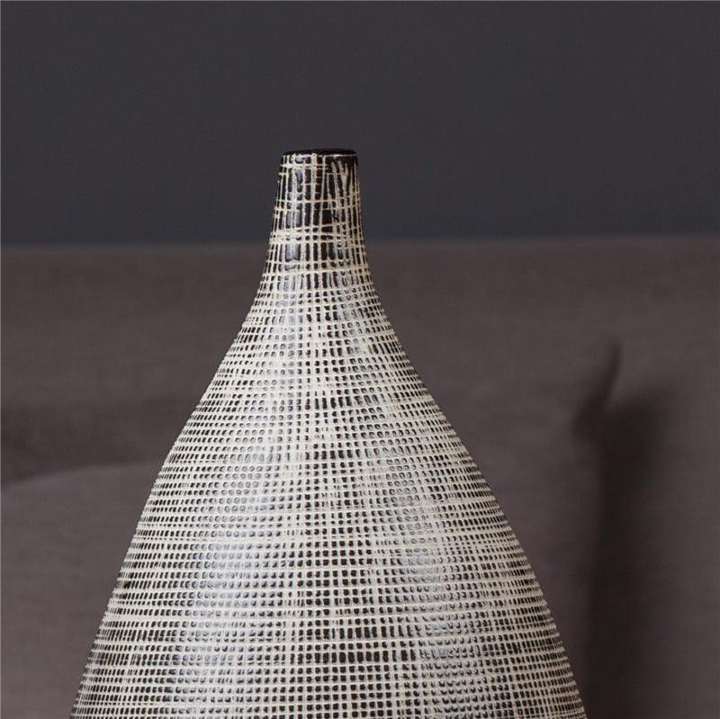 Hand carved black and white chaotic line vase - Pacisia