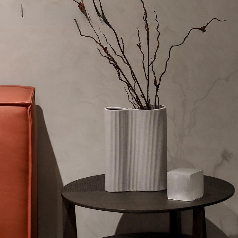 Porcelain Vase Ornaments With Stripes At The Entrance - Pacisia
