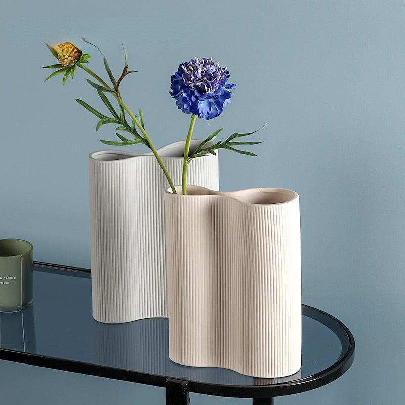 Porcelain Vase Ornaments With Stripes At The Entrance - Pacisia