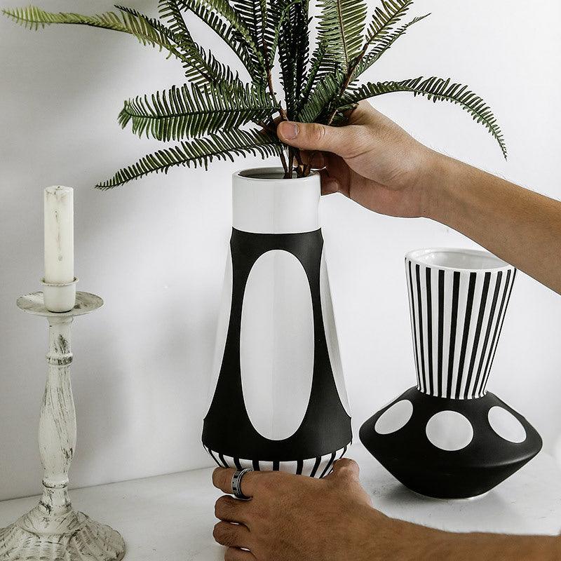 Creative black and white geometric ceramic vase - Pacisia