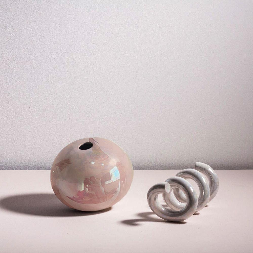 Pearl Like Ceramic Vase With Round Tabletop Texture - Pacisia