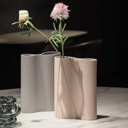 Porcelain Vase Ornaments With Stripes At The Entrance - Pacisia