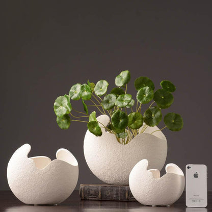 Simple white ceramic vase decoration - Pacisia