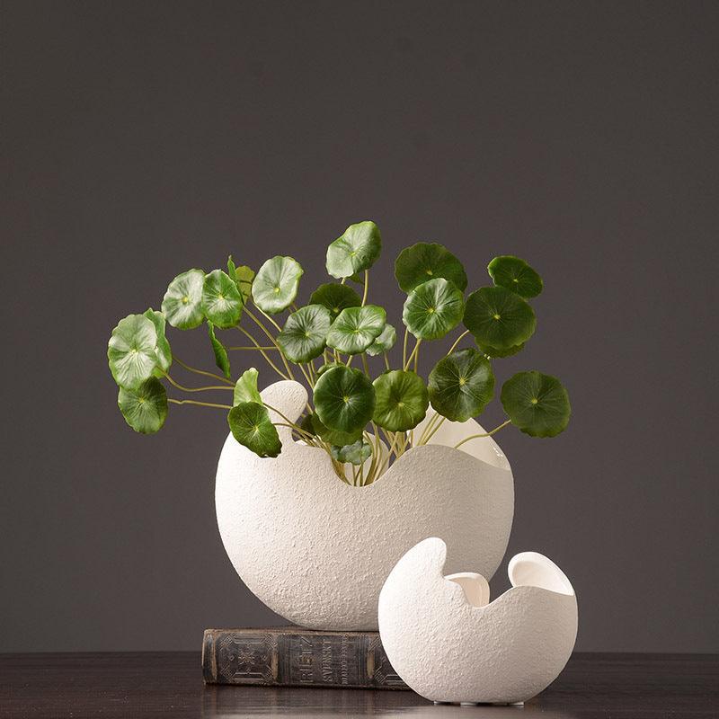 Simple white ceramic vase decoration - Pacisia